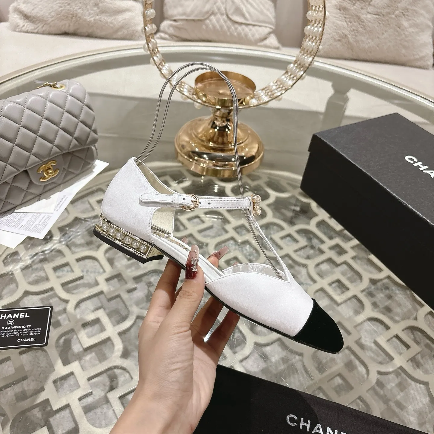 👟👟Ex-factory price 560👟👟 25ss early autumn new Xiaoxiang Chanel pearl double C buckle T-strap Mary Jane shoes pearl heel buckle shoes doll shoe design is so cute 💥The daughter of a rich family has the sense of sight, retro sweetness and age reduction! Mary Jane's unique noble texture allows you to practice various combinations of beauty. Beauty and comfort coexist. Who can not be tempted? The high-end simple style will never go out of style when worn again and again. It vividly interprets the charm of the exclusive fragrance. More possibilities for shaping. Original molded hardware buckle. Upper: lambskin. Lining: sheepskin. Outsole: genuine leather outsole imported from Italy. Size: 35-39 (40.41 custom-made, non-refundable).